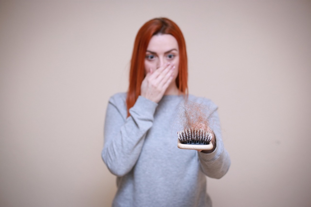 Ces 4 mauvaises habitudes qui font tomber vos cheveux et comment y remédier