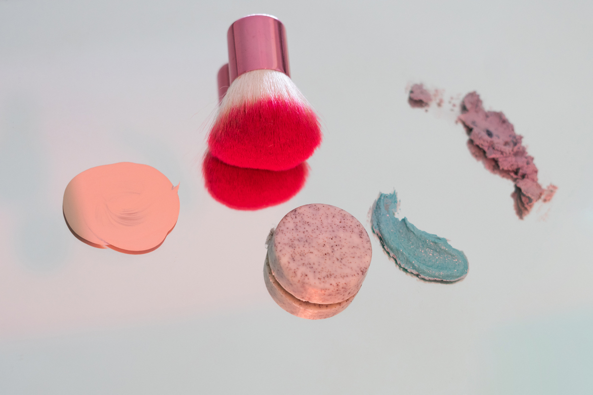 Blush poudre ou crème : Quelle texture convient le mieux aux peaux matures ?