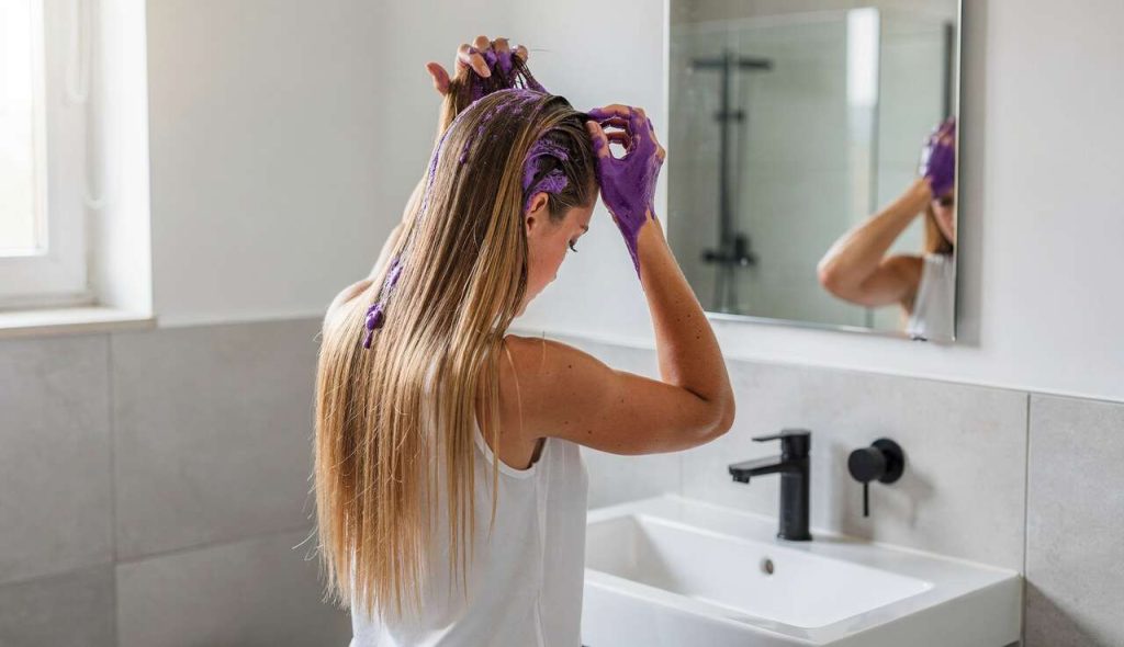 Shampoing violet : pourquoi est-il essentiel pour les blondes ?