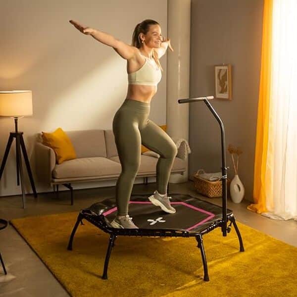 Profitez d'une expérience de saut exceptionnelle avec le trampoline SportPlus, doté d'une barre ajustable et d'une suspension souple pour un entraînement sécurisé et dynamique à domicile.